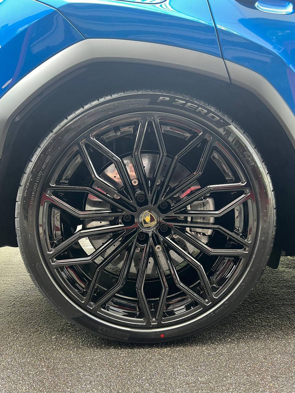 Lamborghini URUS SEid-3877