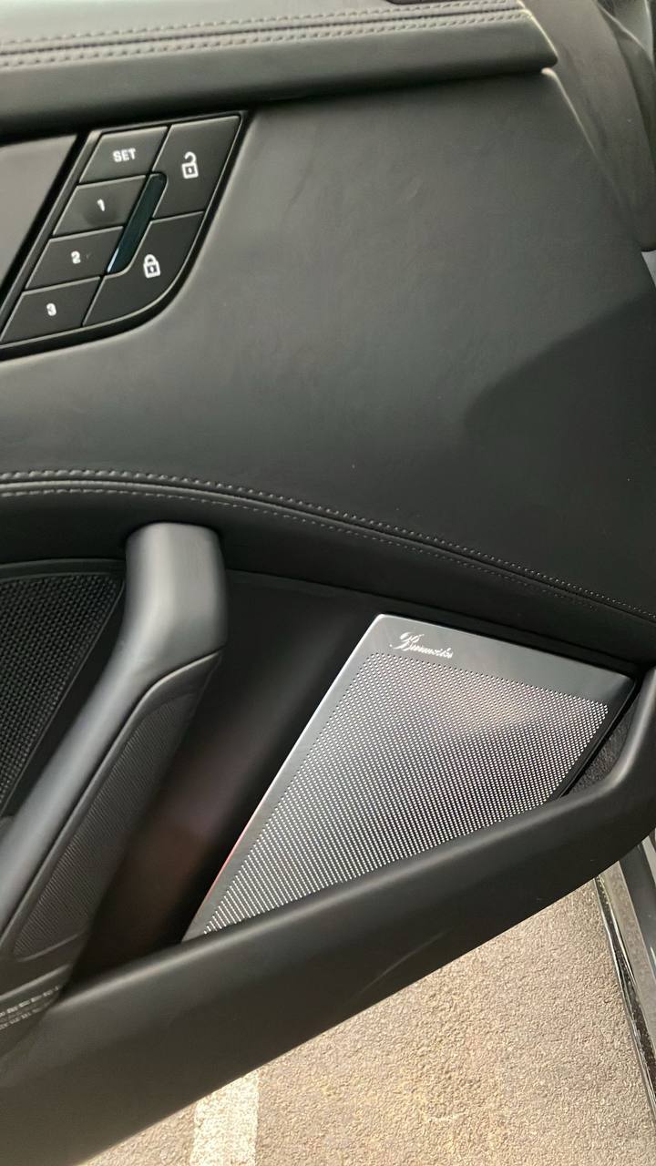 Porsche 911 4 GTSid-3879