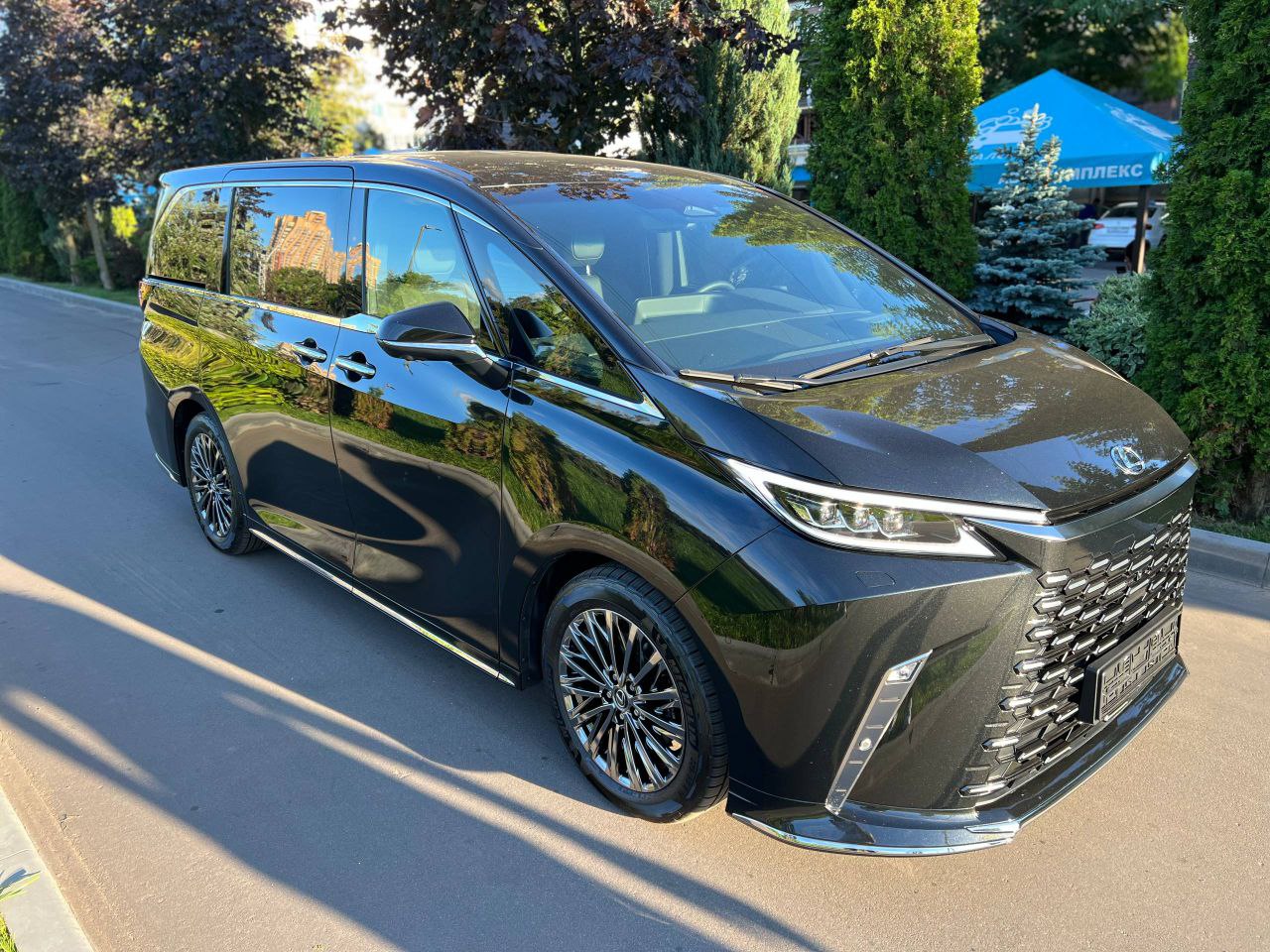 Lexus LM 350Hid-4962