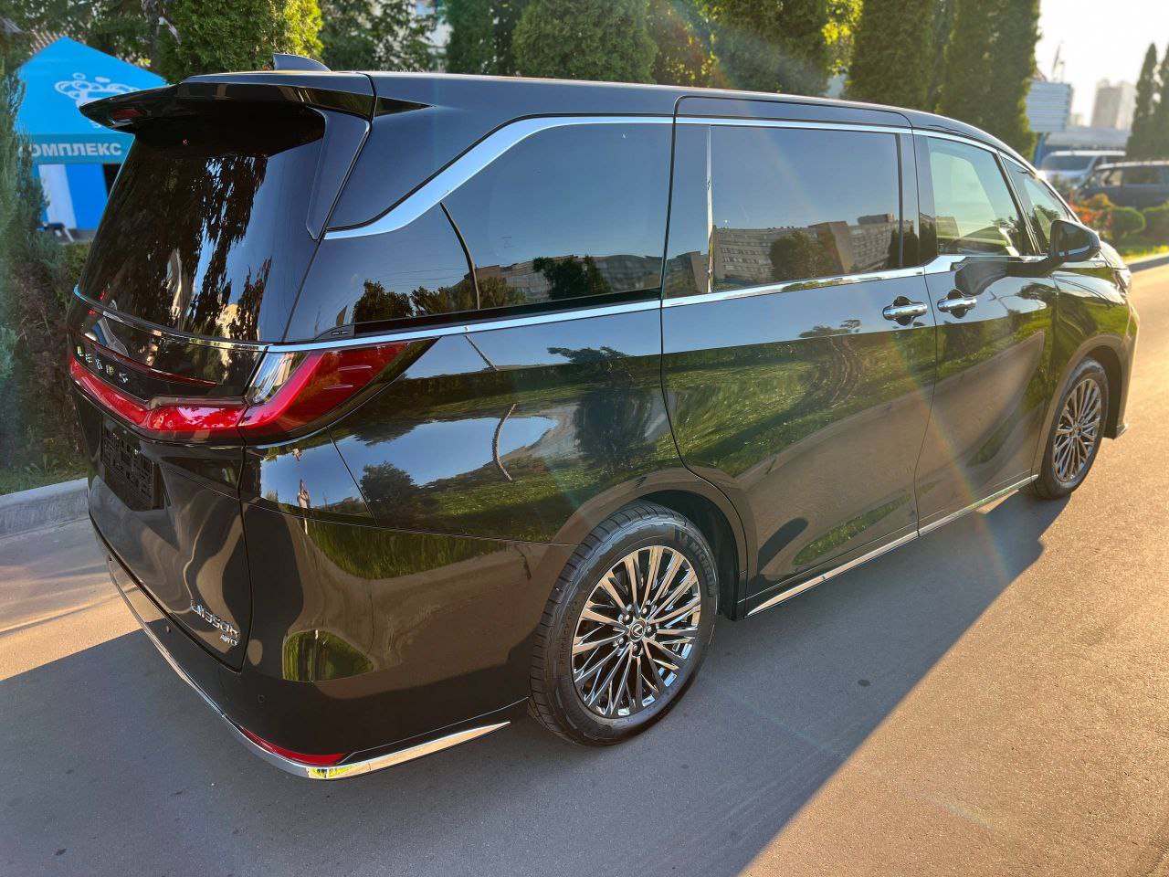 Lexus LM 350Hid-4962