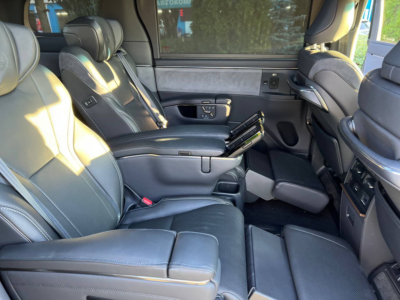 Lexus LM 350Hid-4962