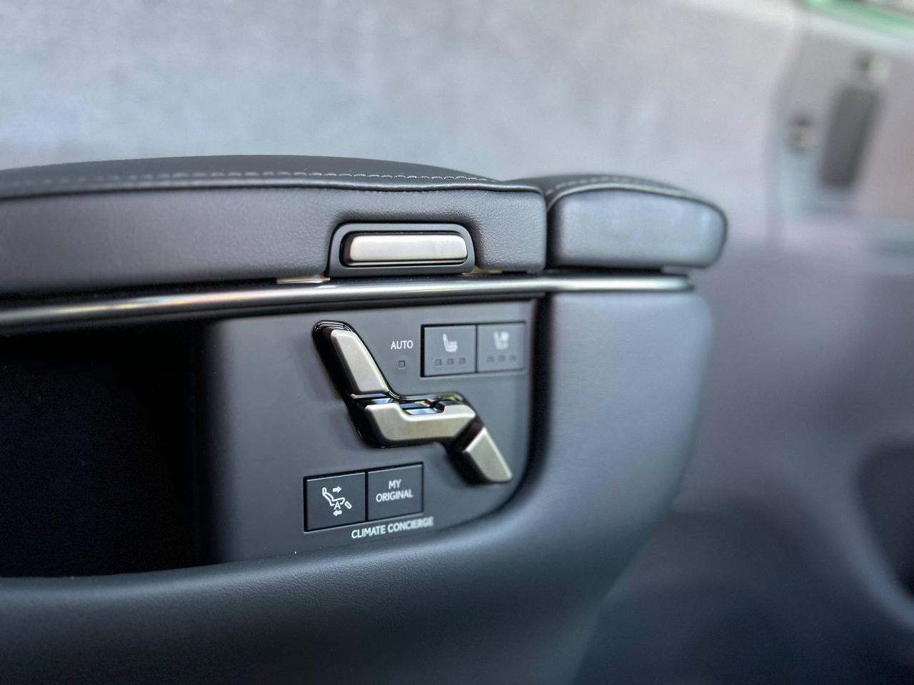 Lexus LM 350Hid-4962