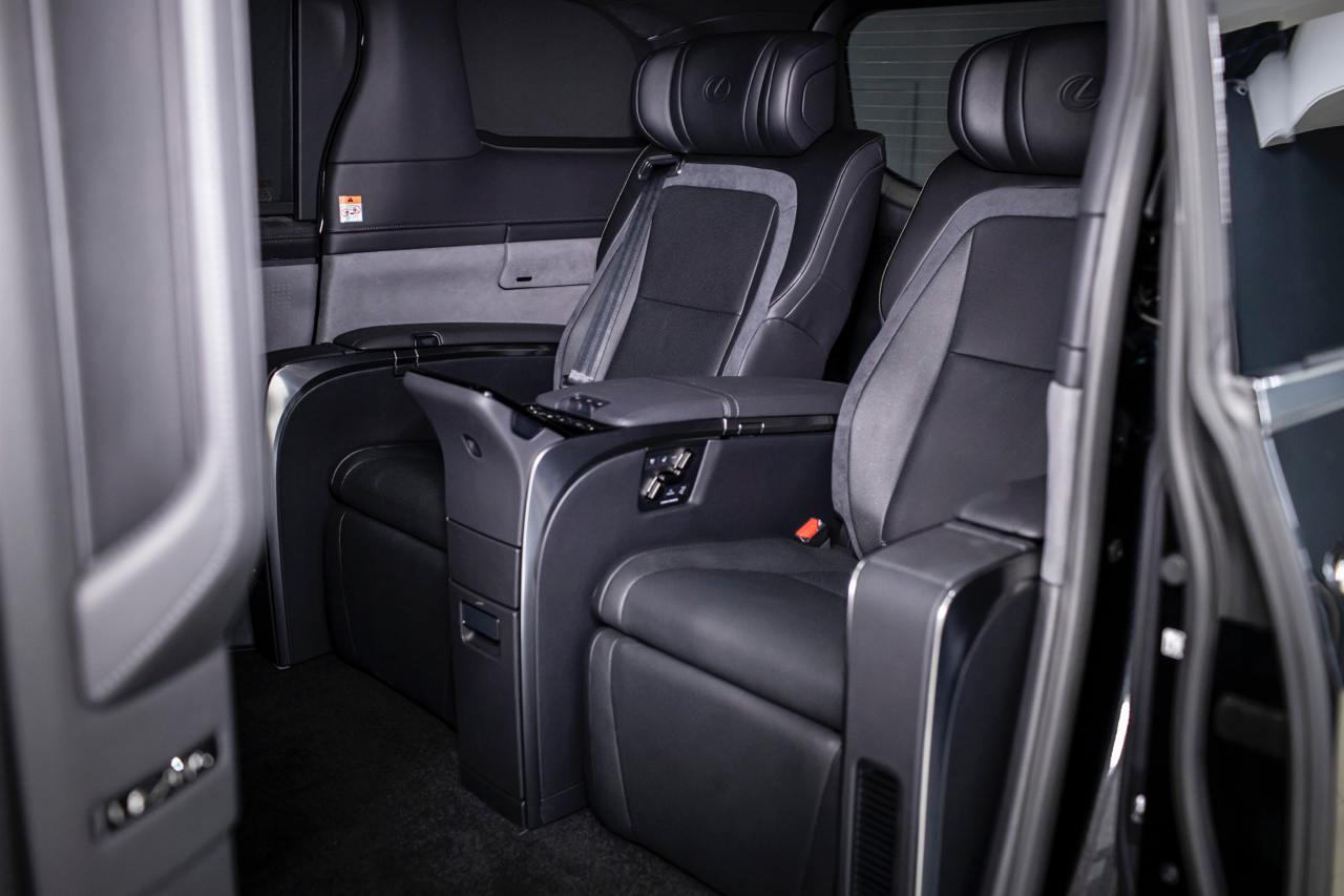 Lexus LM 350Hid-3965