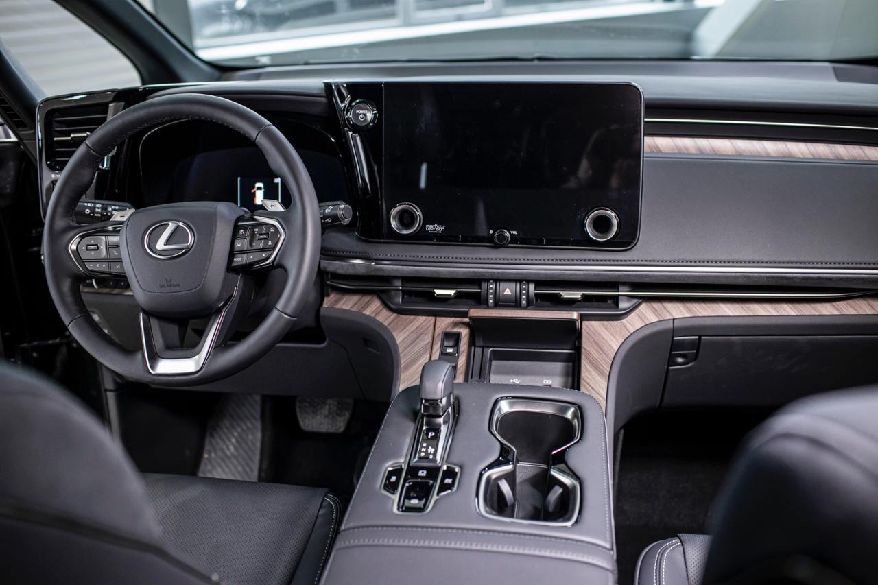 Lexus LM 350Hid-3965