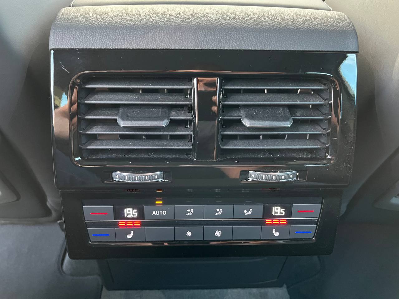 VOLKSWAGEN Touareg R-lineid-4451