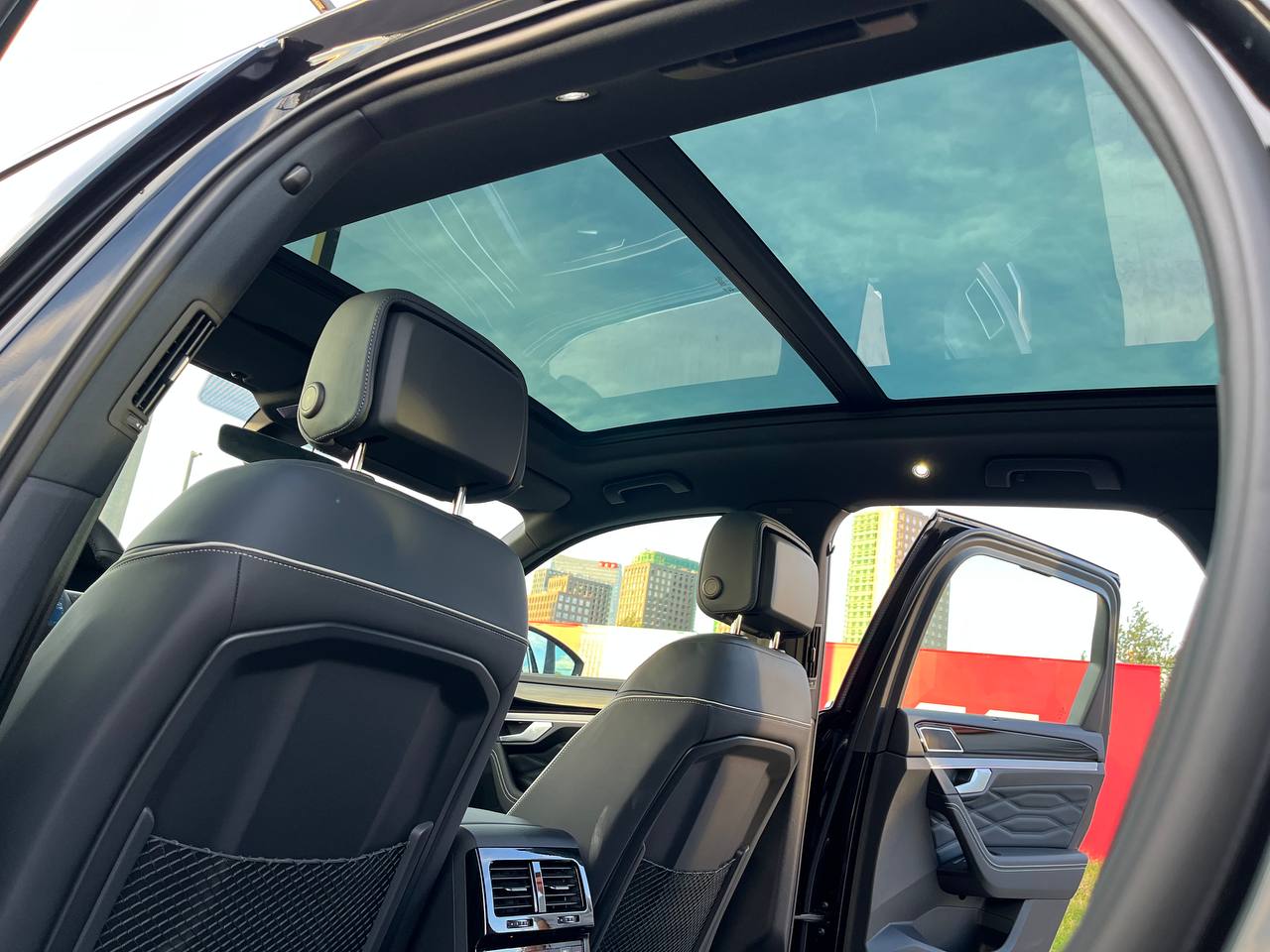 VOLKSWAGEN Touareg R-lineid-4451