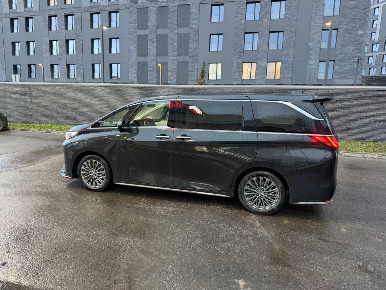 Lexus LM 350 Hid-5509