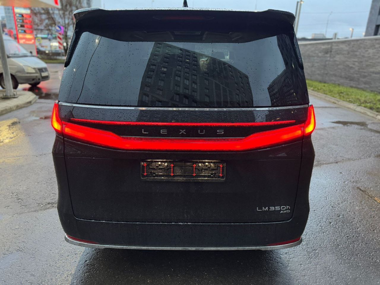 Lexus LM 350 Hid-5509