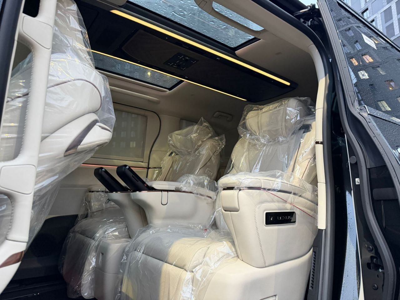 Lexus LM 350 Hid-5509