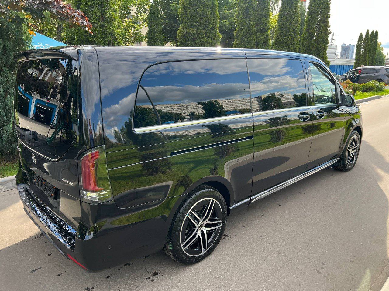 Mercedes-Benz V-Class 300id-4810