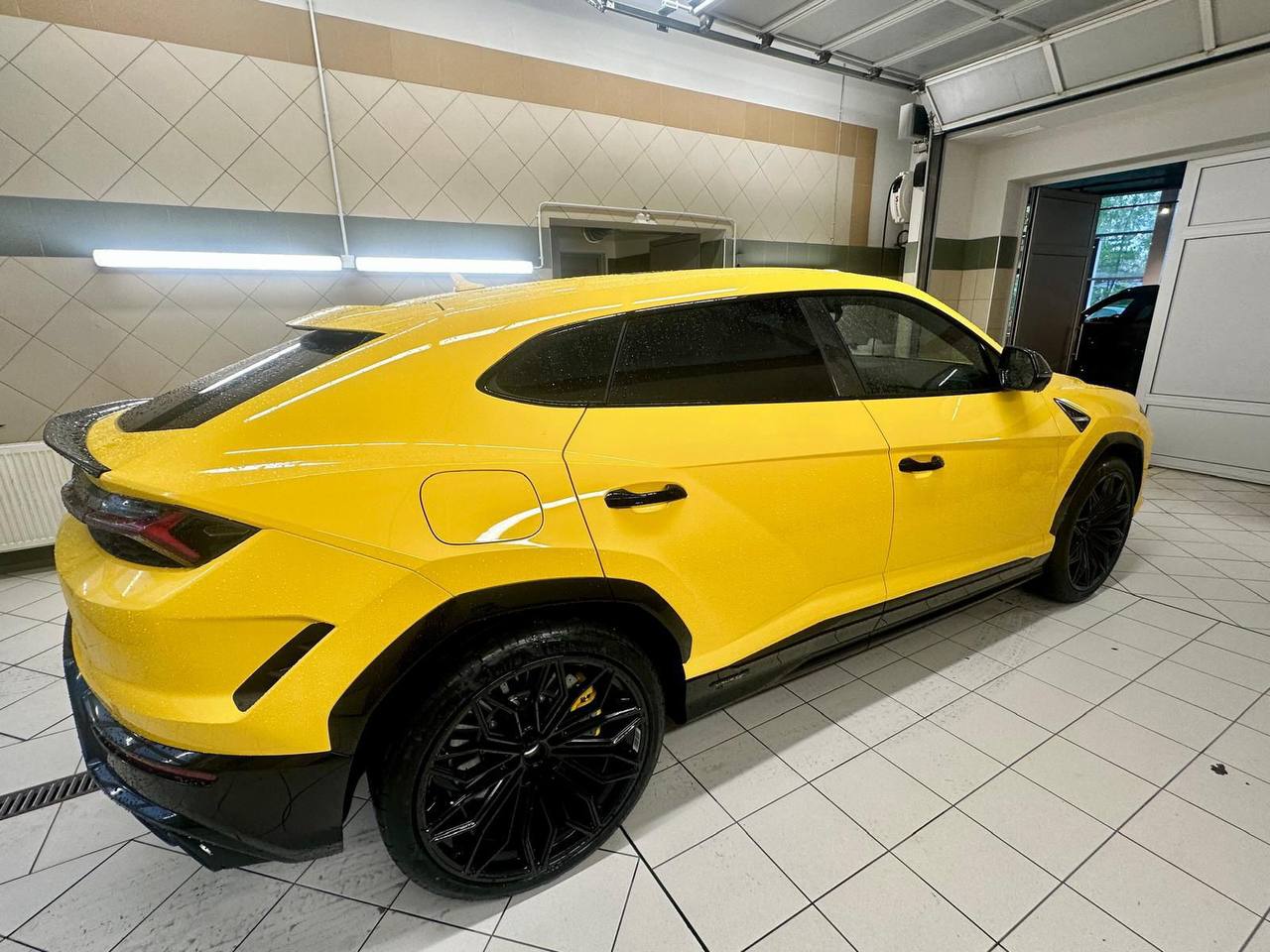 Lamborghini URUS SEid-3637