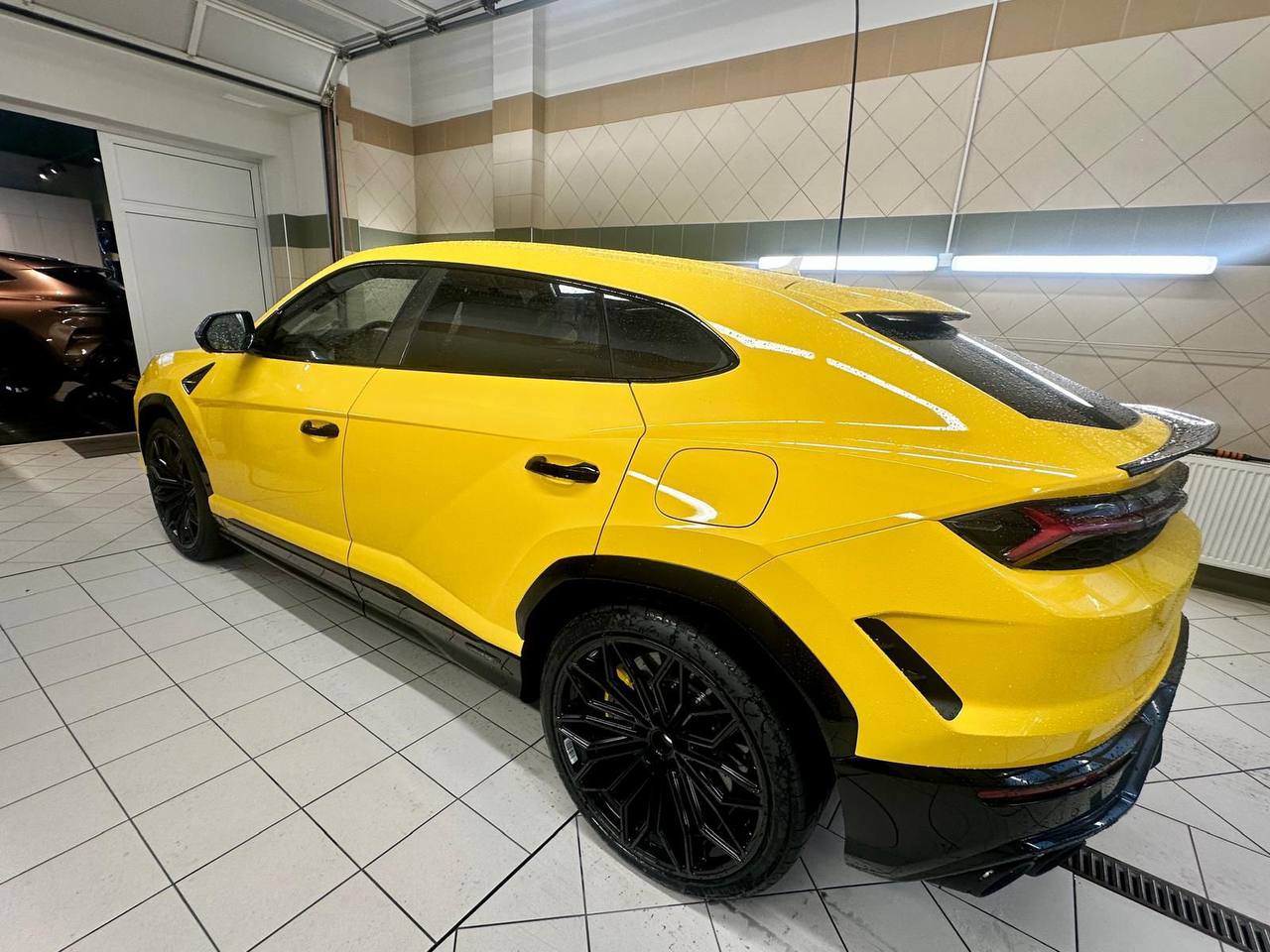 Lamborghini URUS SEid-3637