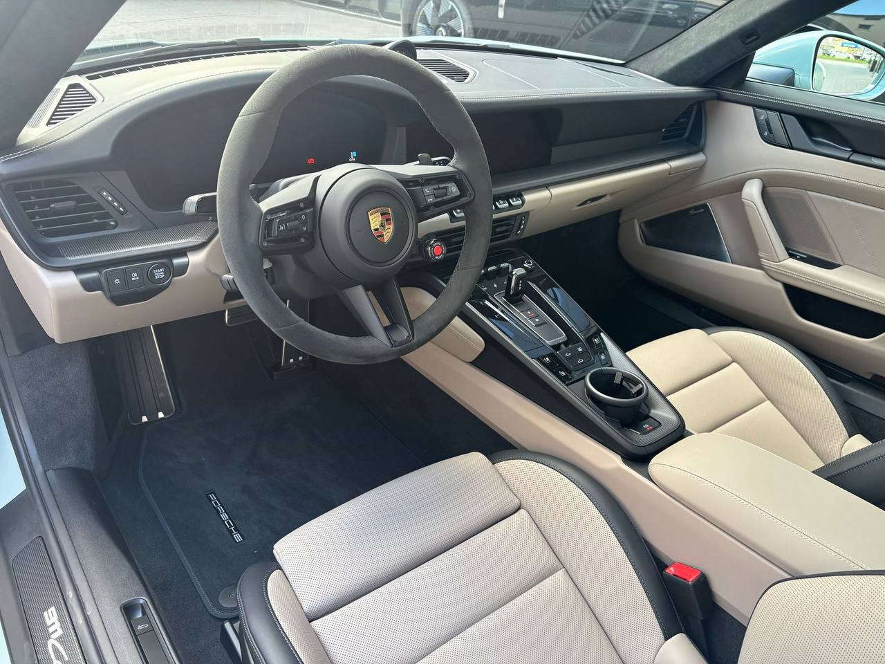 Porsche 911 Carrera 4 GTSid-3448